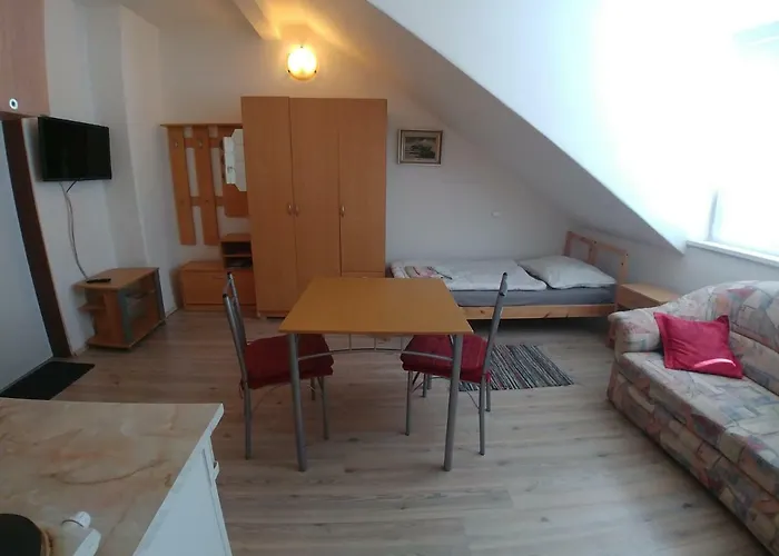 Kv Apartmans Varsavska 3*