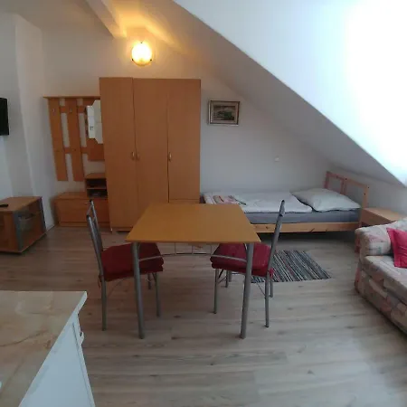 Kv Apartmans Varsavska 3*